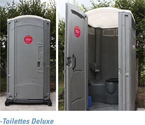 Des toilettes portables avec le mot toilettes deluxe en bas