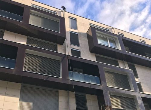 Un grand bâtiment avec beaucoup de fenêtres et de balcons.