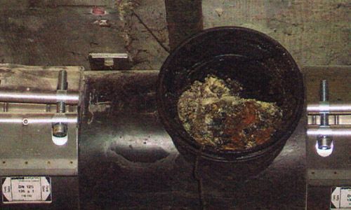 Un gros plan d'un tuyau sale avec le numéro 11 dessus