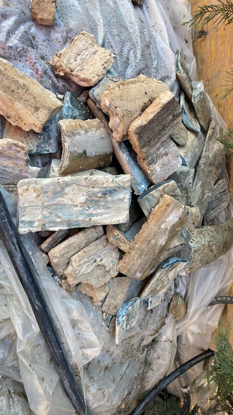 Un tas de pierres est posé sur un sac en plastique.