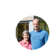 Ein Mann und eine Frau posieren in einem Kreis für ein Foto.