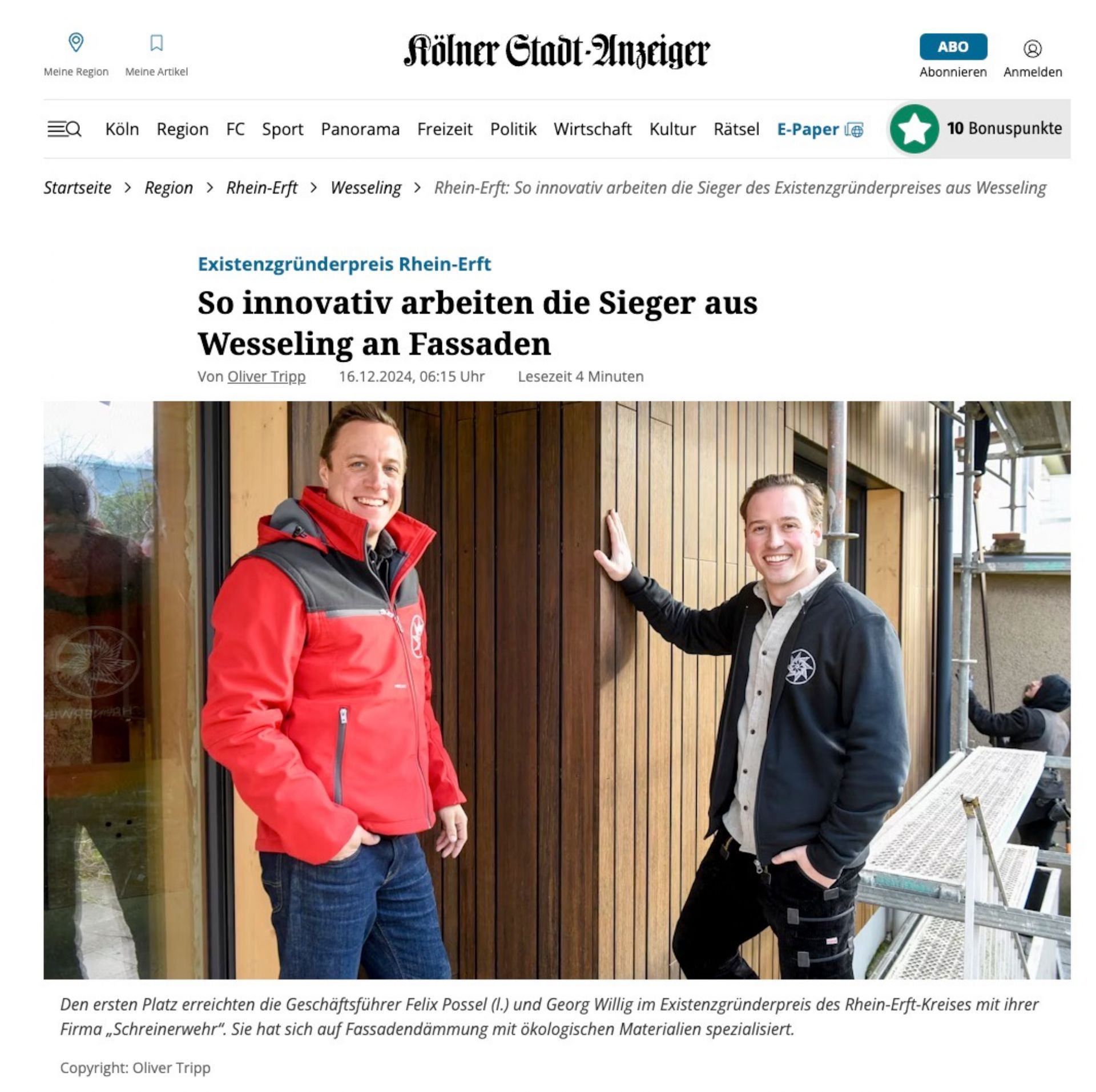Eine Gruppe von Menschen posiert auf einer Bühne für ein Foto.