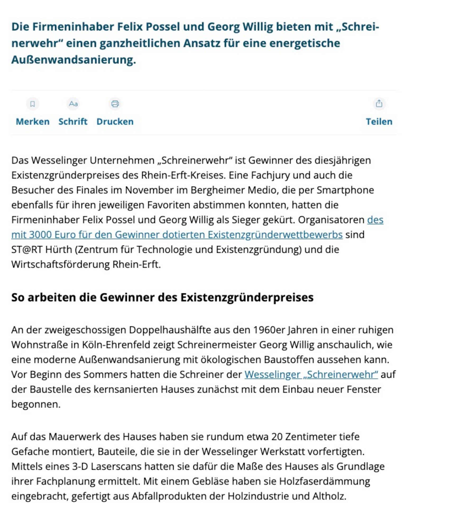 Ein Zeitungsartikel über eine Gruppe von Menschen, die nebeneinander auf einer Bühne stehen.