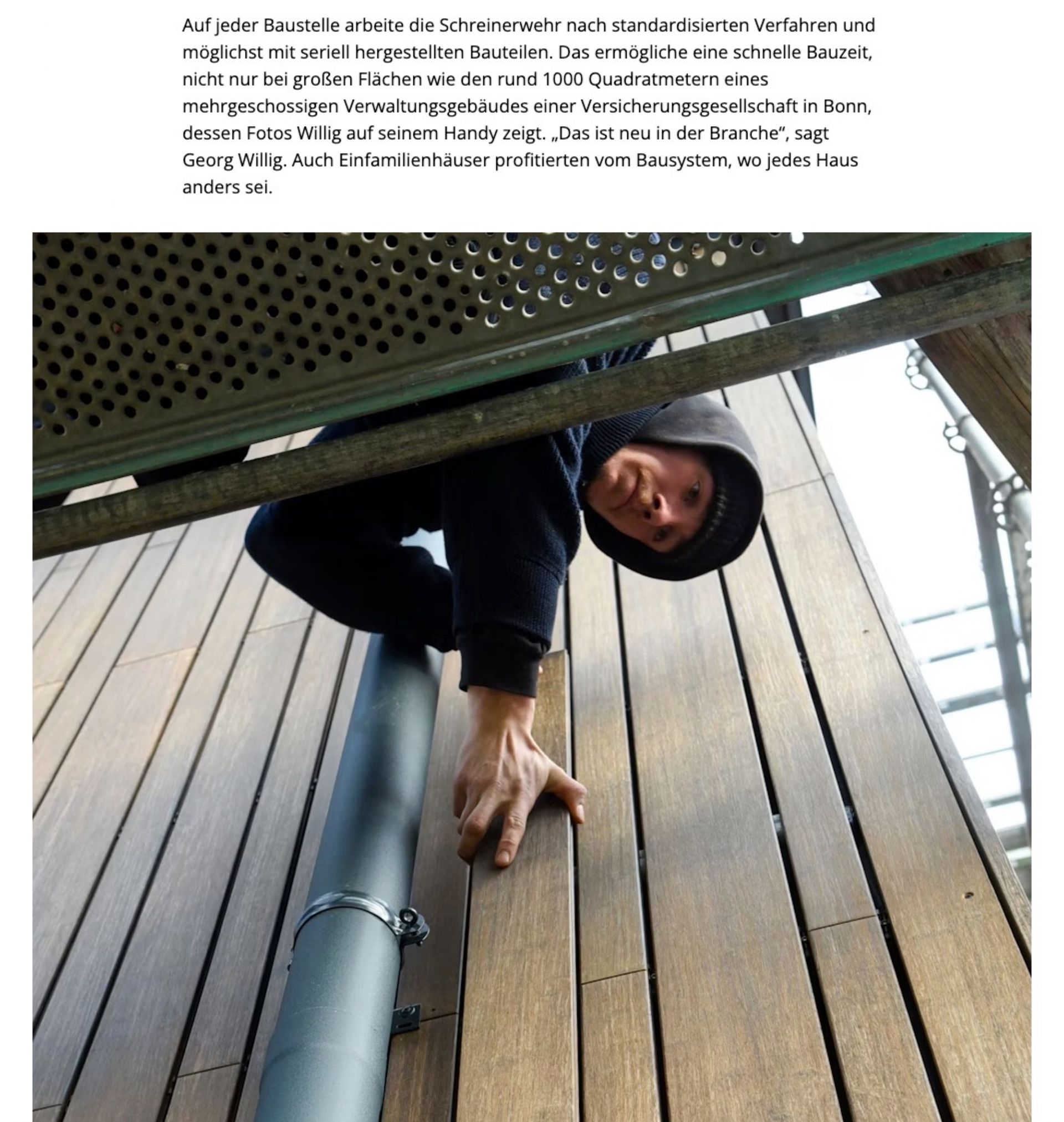 Ein Zeitungsartikel über eine Gruppe von Menschen, die nebeneinander auf einer Bühne stehen.