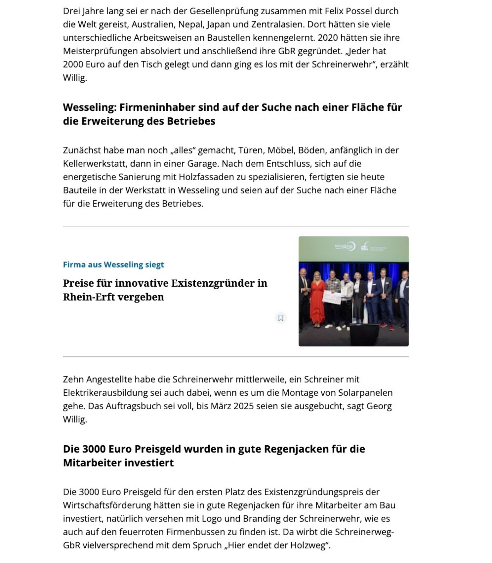 Eine Gruppe von Menschen posiert auf einer Bühne für ein Foto.