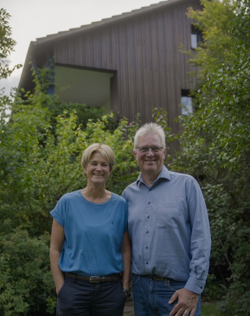 Ein Mann und eine Frau sitzen auf den Stufen eines Hauses.