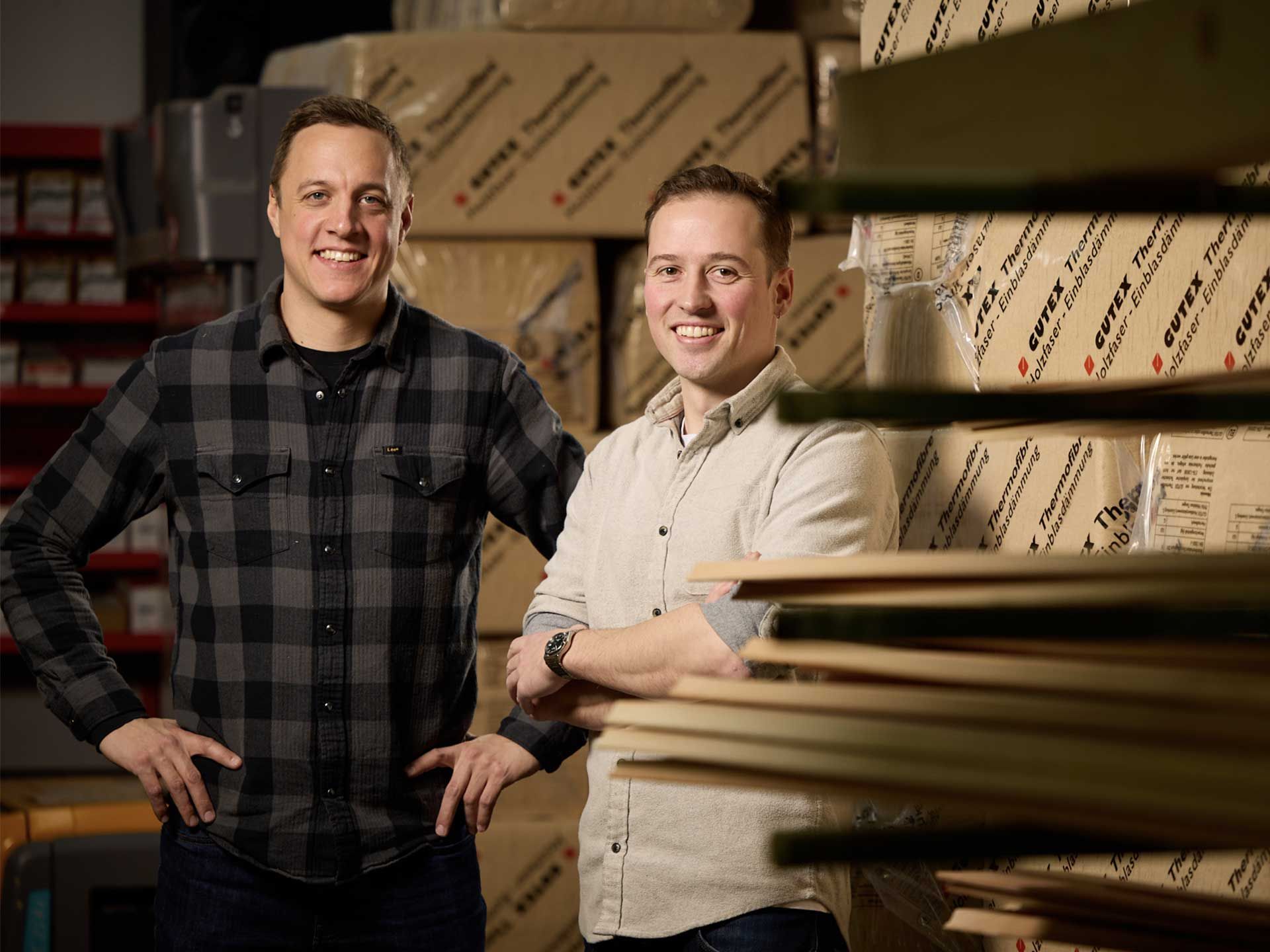 Schreinerwehr - Team auf Transporter, Schriftzug: Hier endet der Holzweg