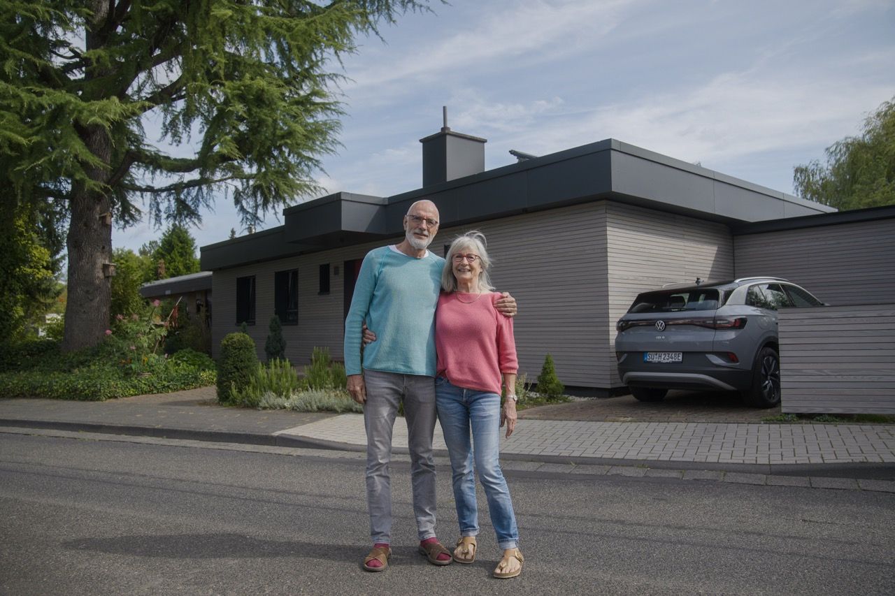 Ein Mann und eine Frau sitzen auf den Stufen eines Hauses.