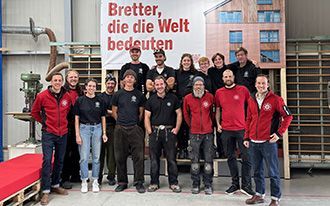 Schreinerwehr - Teamfoto in Toreinfahrt