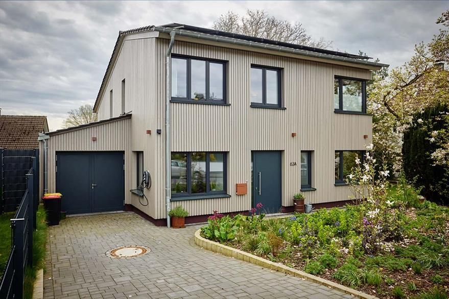 Ein Haus mit Garage und davor liegender Einfahrt.