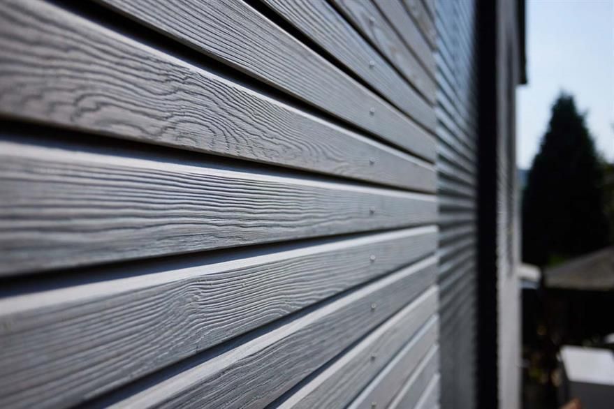 Eine Nahaufnahme einer grauen Fassade eines Hauses