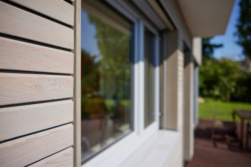 Eine Nahaufnahme eines Fensters an der Seite eines Hauses