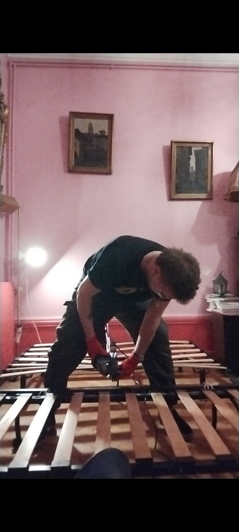 Divers outils, notamment des pinces, des clés, des niveaux et des tournevis, disposés sur une surface en bois.