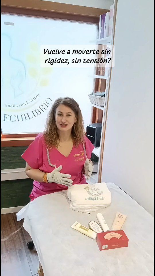 Mujer con uniforme rosa, guantes blancos, en una mesa con productos