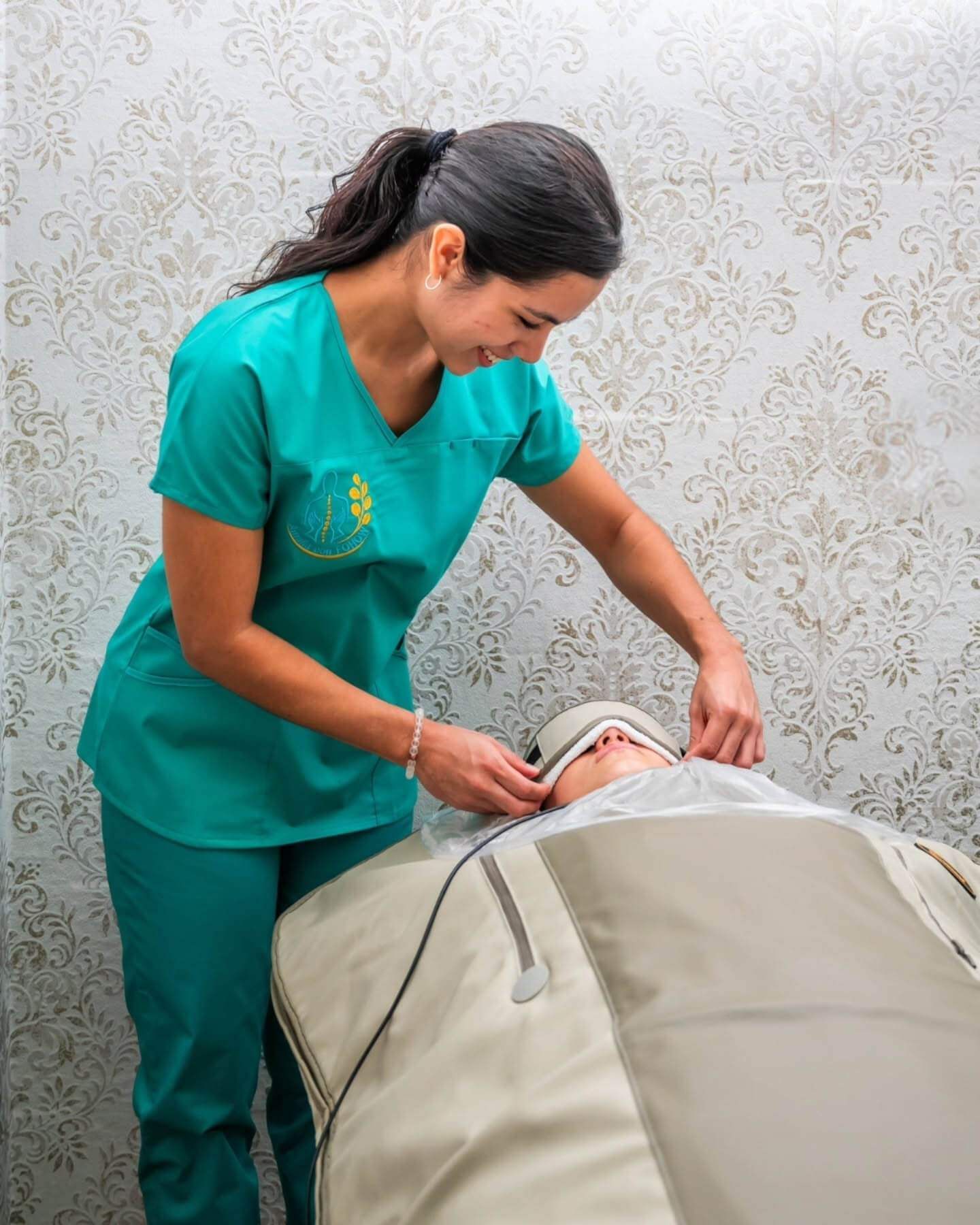 Profesional médico ajustando la máscara de ojos de un cliente antes de un tratamiento de envoltura corporal