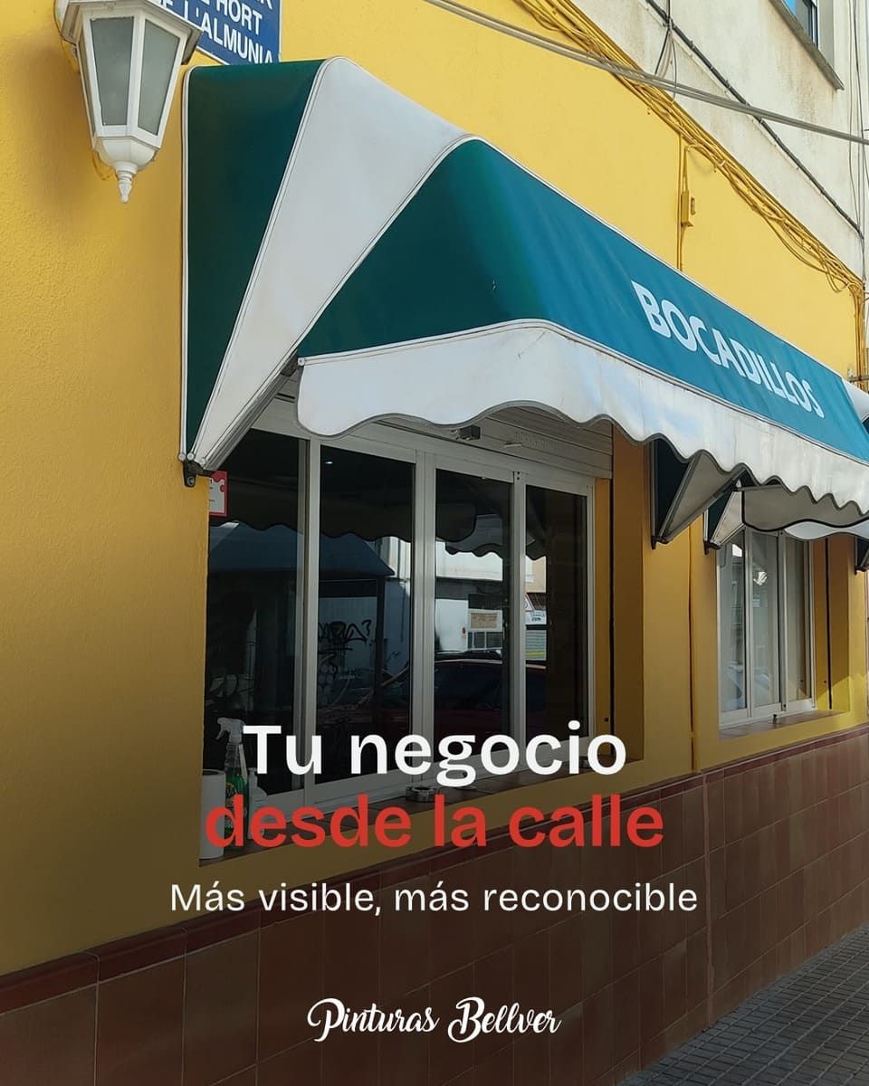 Fachada con toldo turquesa y blanco y texto en español que anuncia visibilidad desde la calle para un negocio.