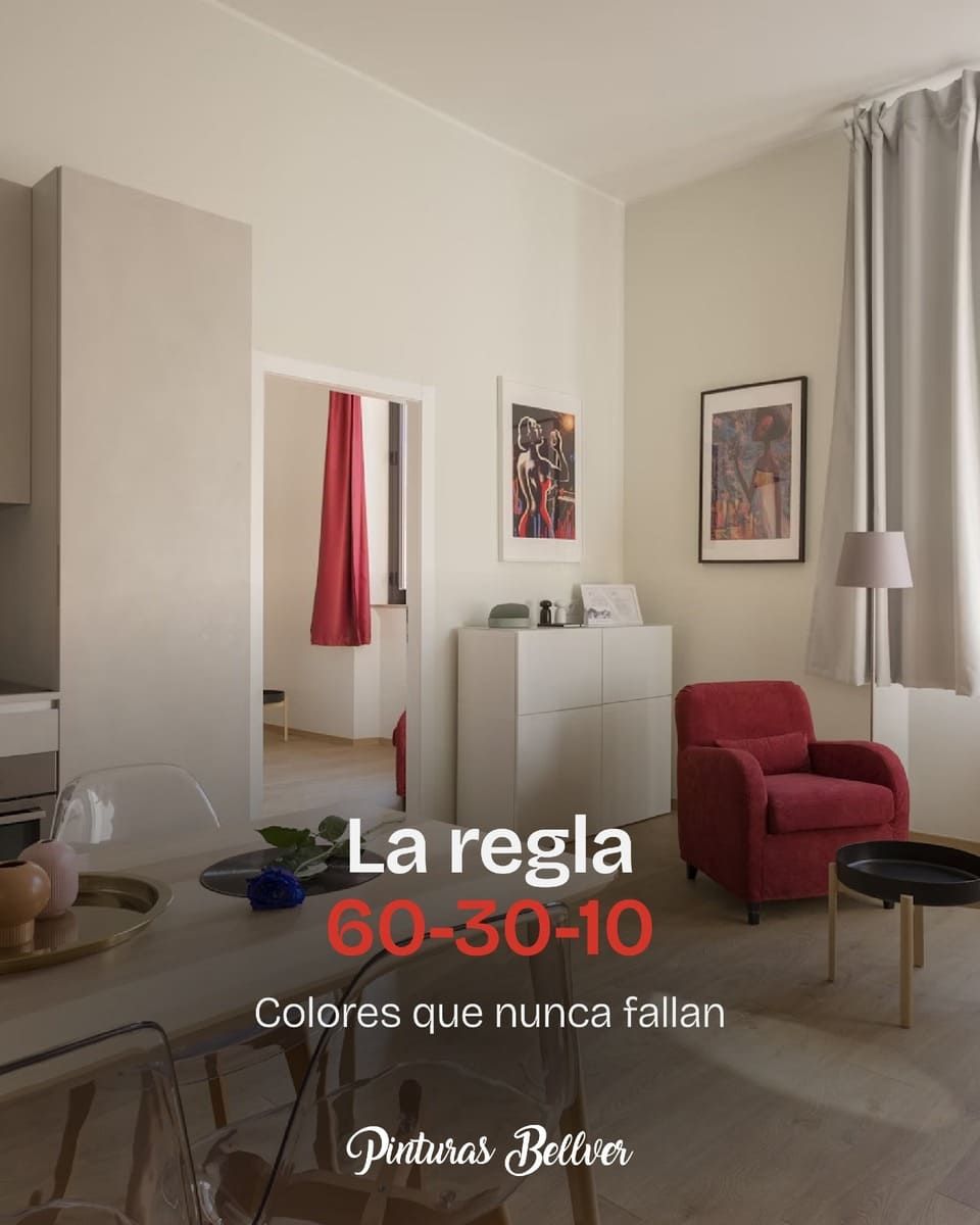 Sala de estar con paredes beige, silla y cortinas rojas, y texto sobre la regla de color 60-30-10.