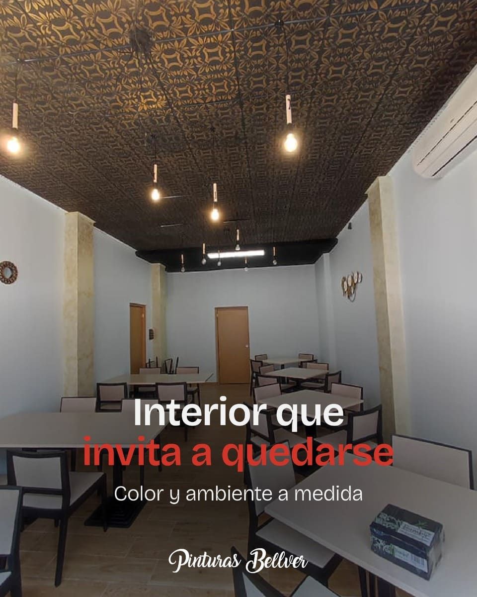 Interior blanco moderno con techo estampado, lámparas colgantes y texto: “Interior que invita a quedarse”