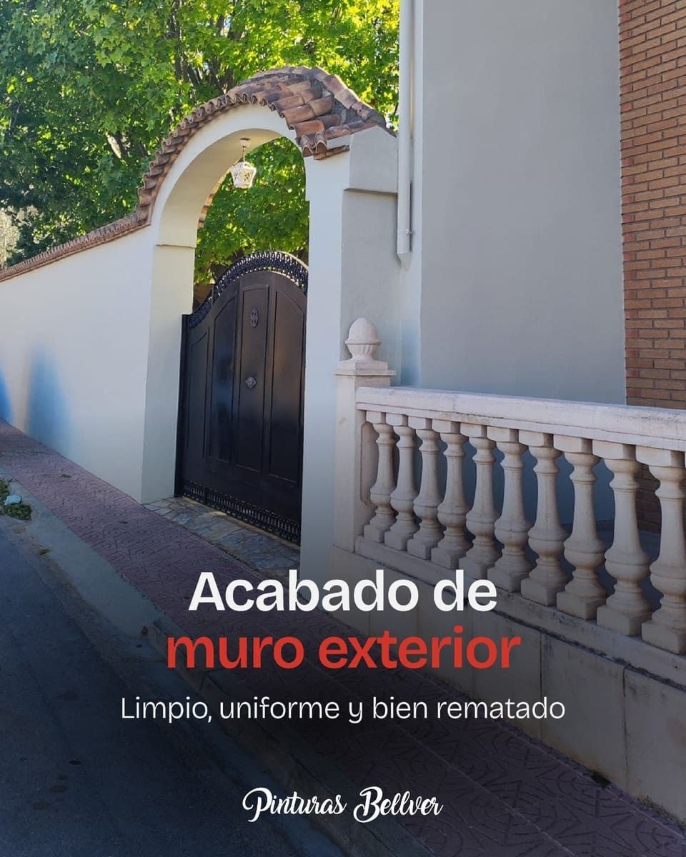 Casa con muro exterior recién pintado, arco blanco, puerta negra y texto promocional sobre limpieza y pintura