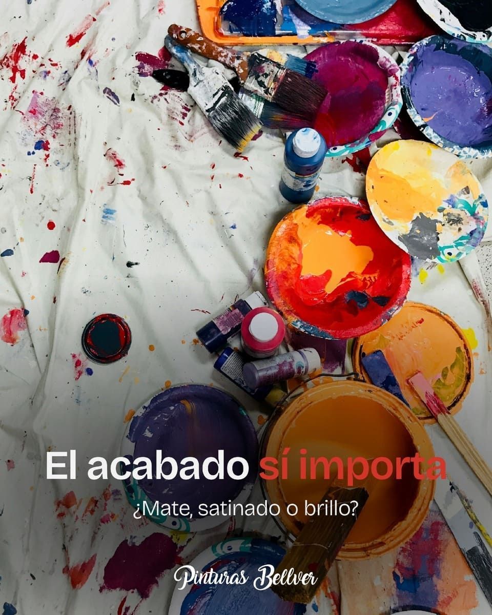 Tubos de pintura y manchas de pintura de colores sobre un lienzo blanco con el texto “El acabado sí importa”.