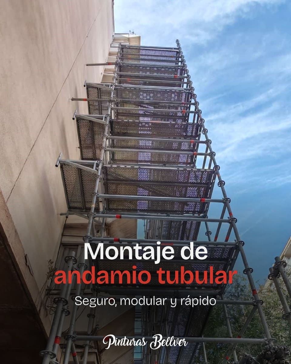 Montaje de andamio tubular metálico junto a una pared, con cielo azul de fondo.