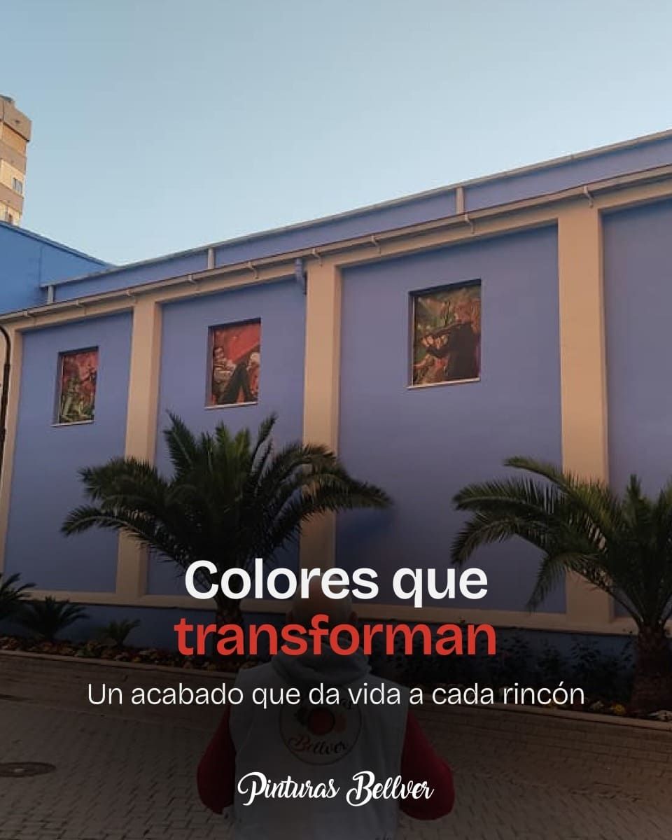 Fachada de edificio morada con palmeras y texto en español: “Colores que transforman”