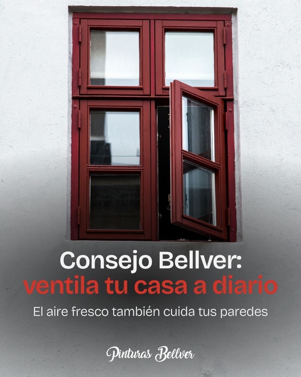 Ventana roja abierta en pared blanca con texto en español: “ventila tu casa a diario” y “Consejo Bellver”.