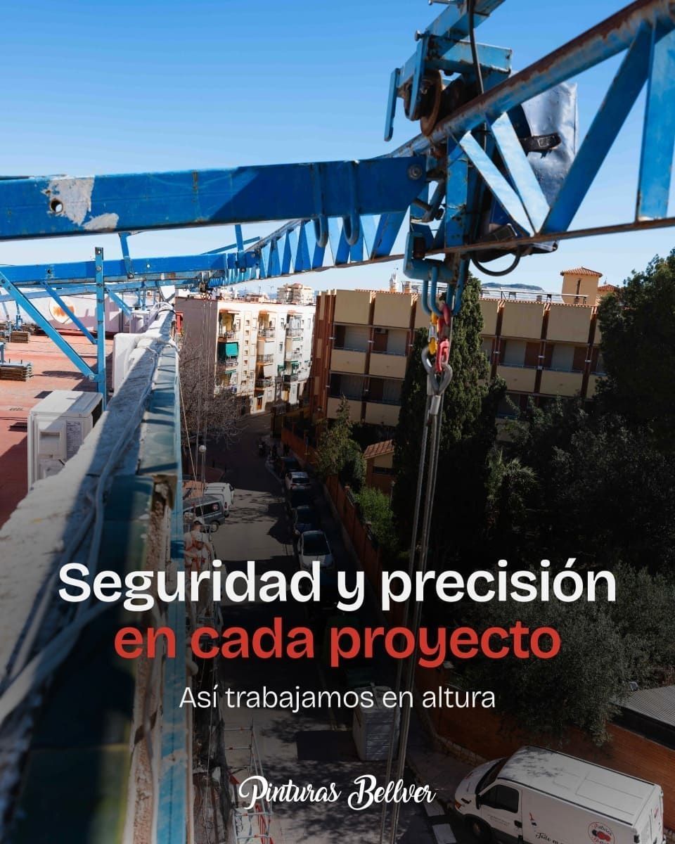 Obra en construcción con grúa azul y texto: “Seguridad y precisión en cada proyecto”.
