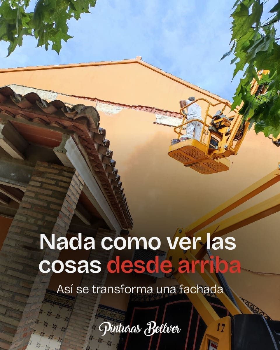 Hombre en una plataforma elevadora amarilla podando las ramas de un árbol junto a un invernadero de melocotoneros bajo un cielo azul, con texto en español superpuesto.