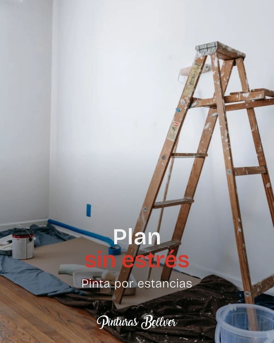 Materiales de pintura y una escalera de madera en una habitación que se está pintando, con el texto “Plan de interiores”.