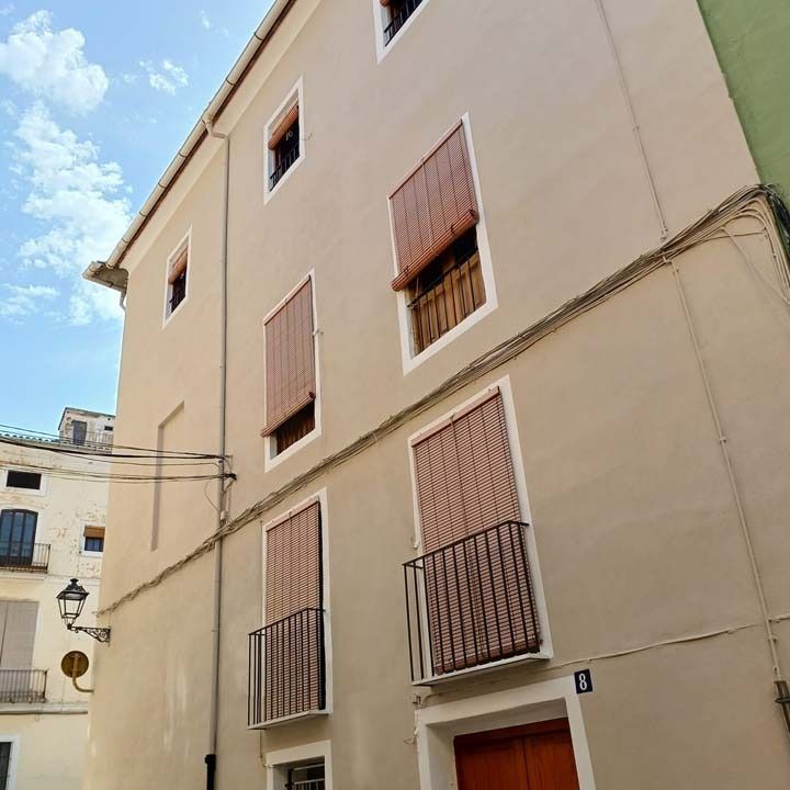 Un edificio alto de color beige 