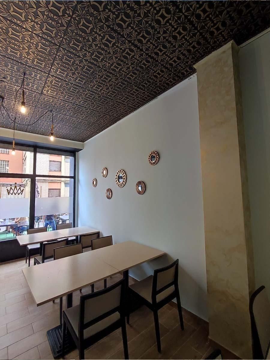 Un comedor con mesas y sillas