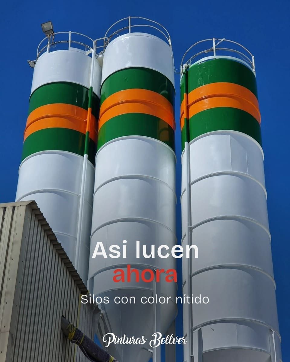Tres silos blancos con franjas verdes y naranjas sobre un cielo azul, con texto en español superpuesto.