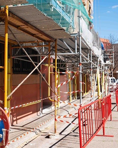 Andamios de construcción erigidos sobre una acera 