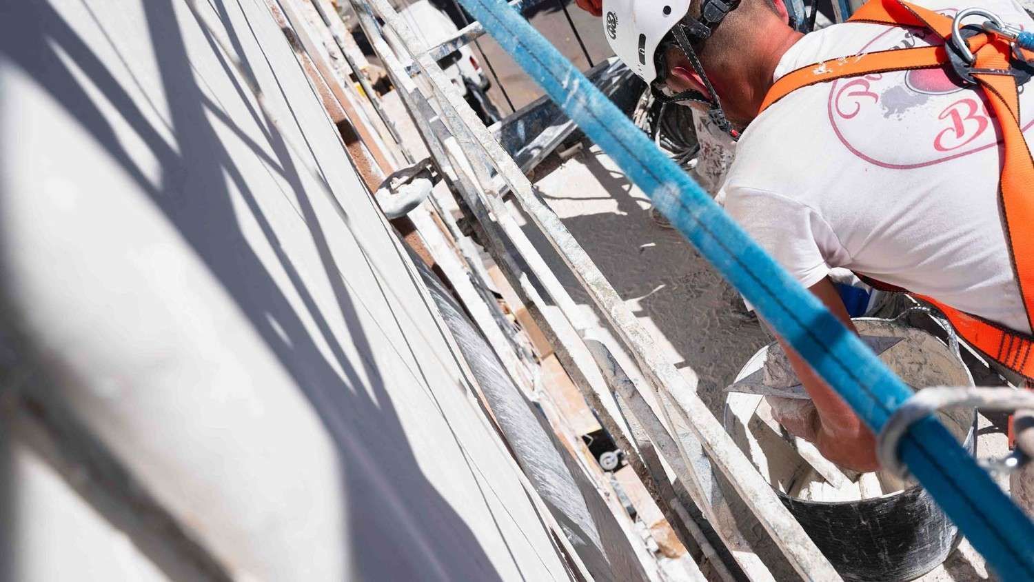 Un trabajador, con arnés de seguridad 