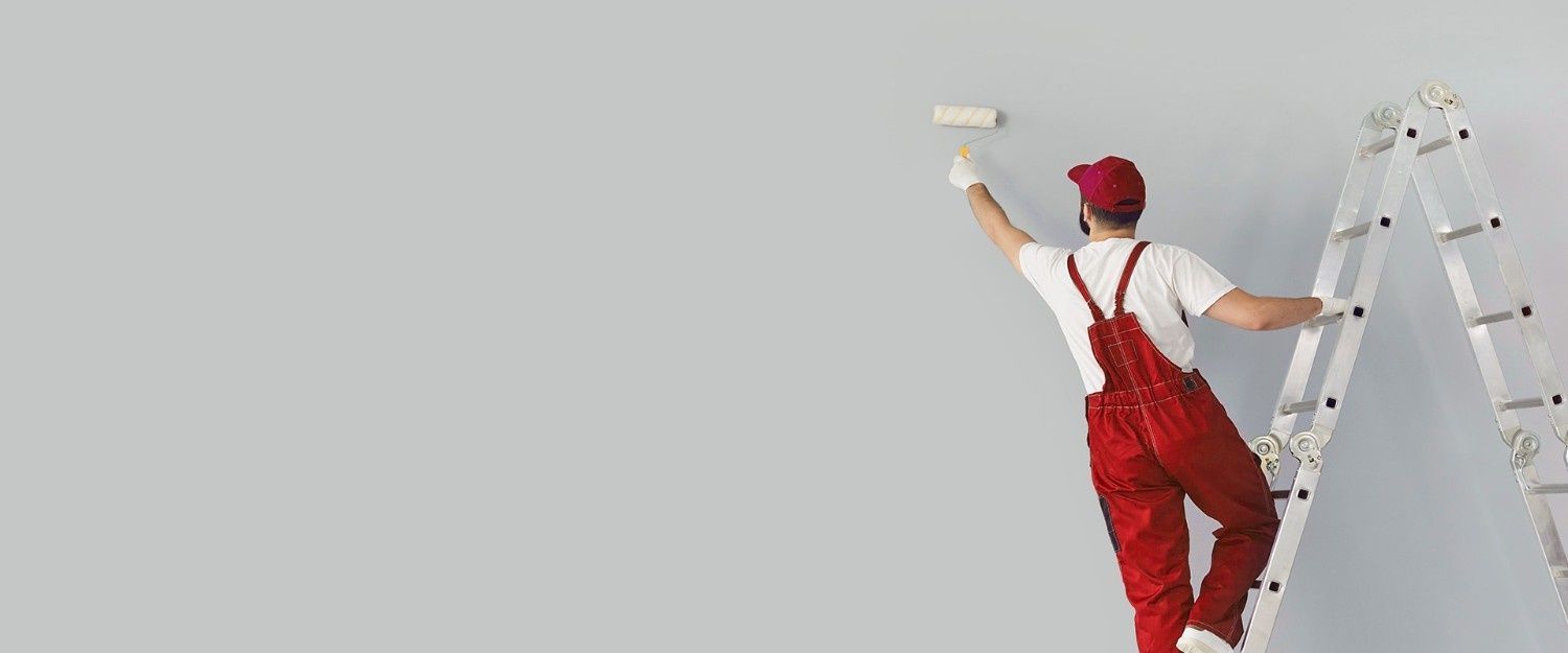 Una persona con un mono rojo 