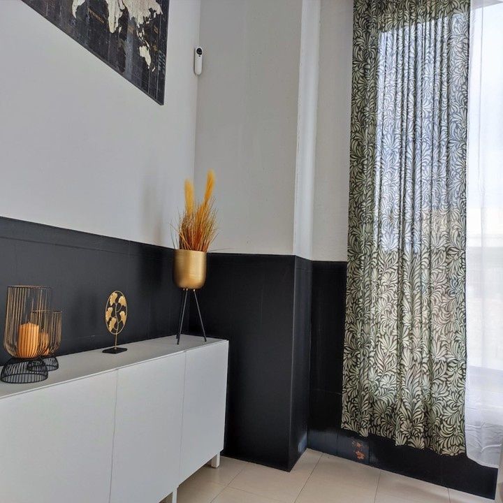 Un aparador blanco con detalles dorados