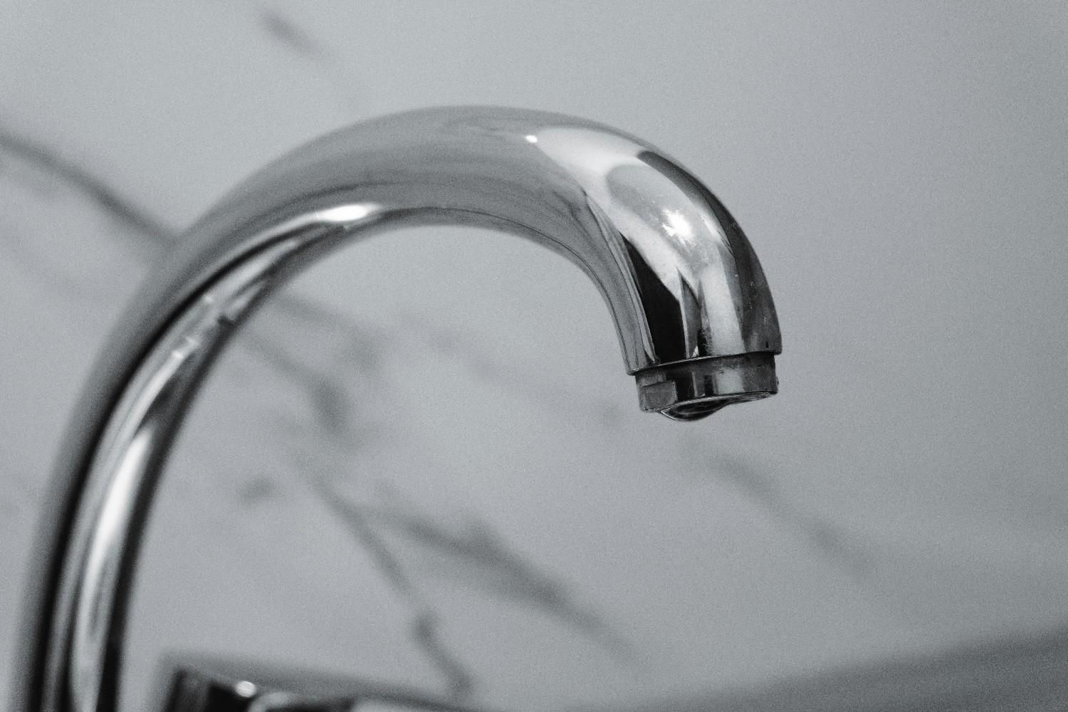 Un grifo de cocina cromado brillante 