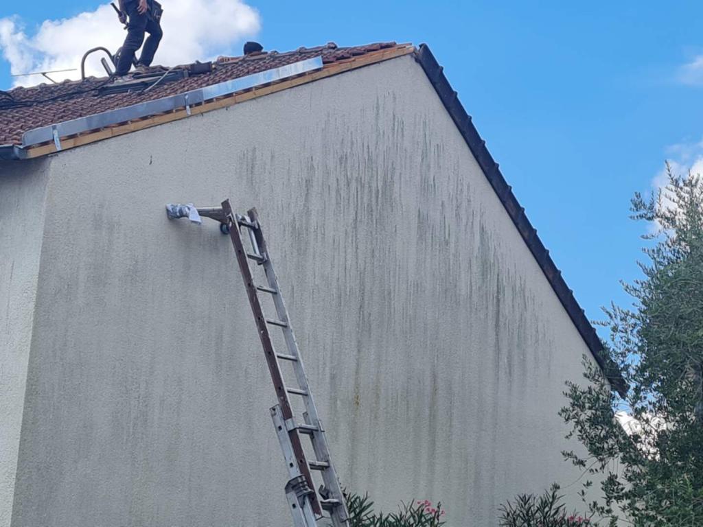 Travaux sur un toit de maison
