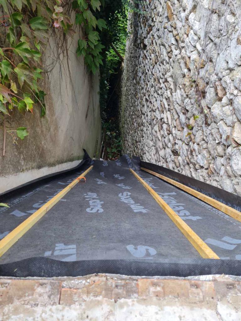 Installation de la protection thermique du toit étroit