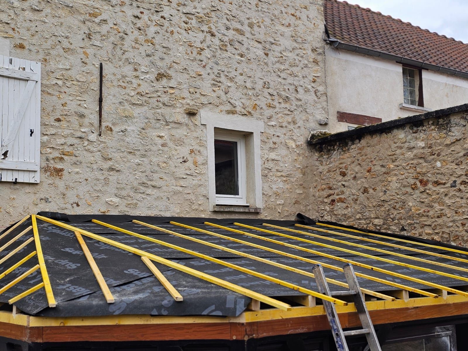 Abri de porte en cours de réalisation vu du dessus