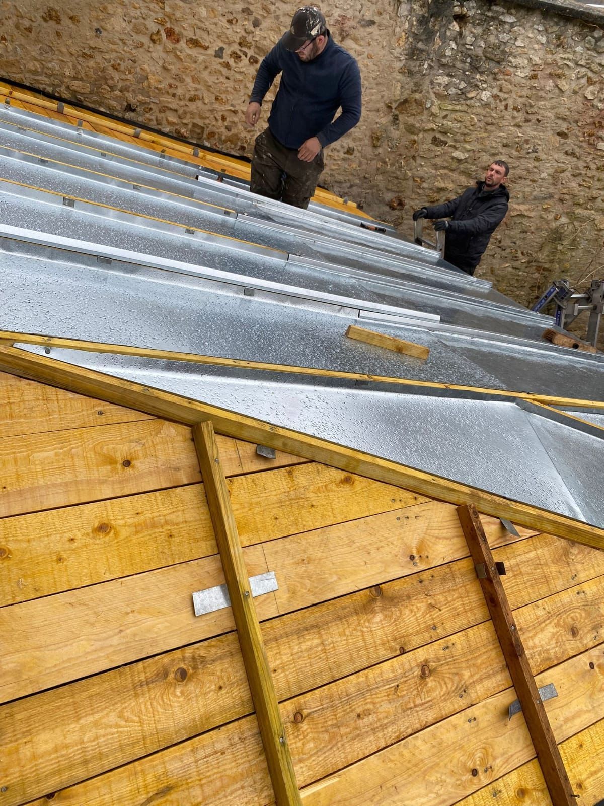 Toiture en cours d'isolation