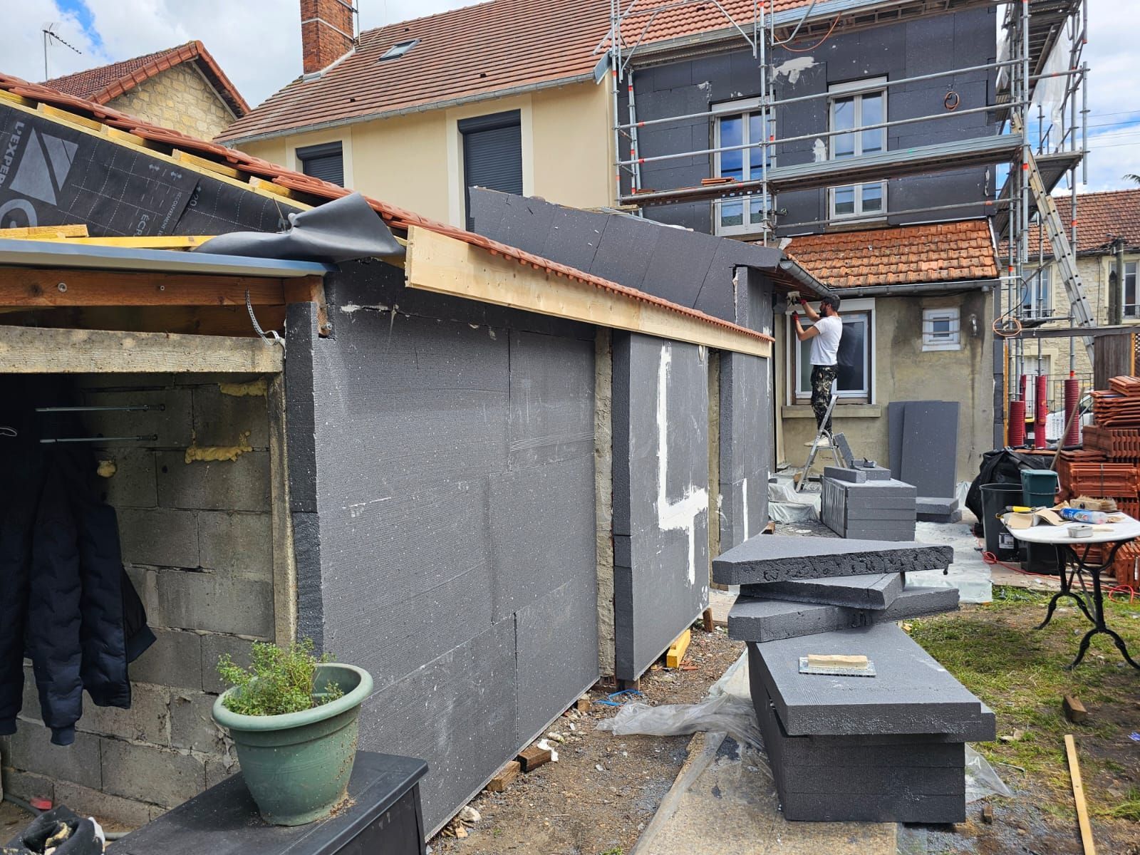 travaux de couverture en cours sur toitures multiples