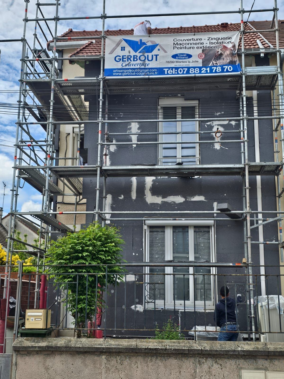 Échafaudages sur façade noire