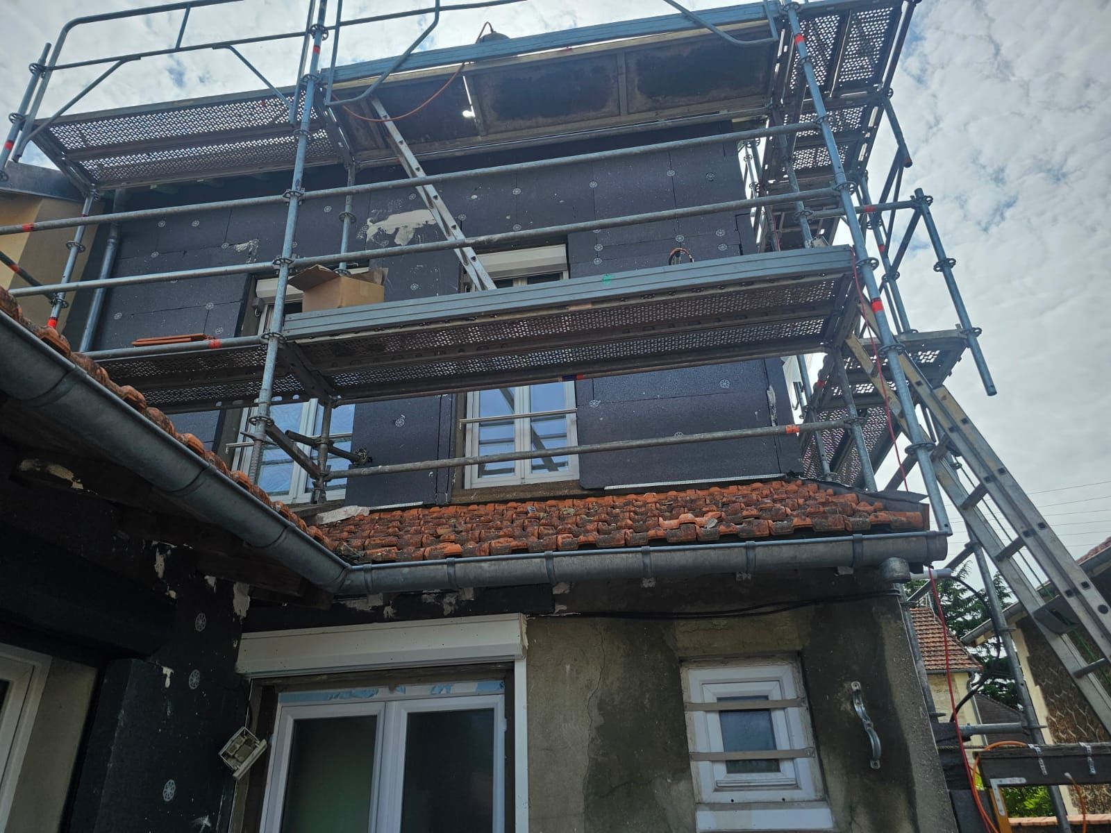 Échafaudages sur façade noire