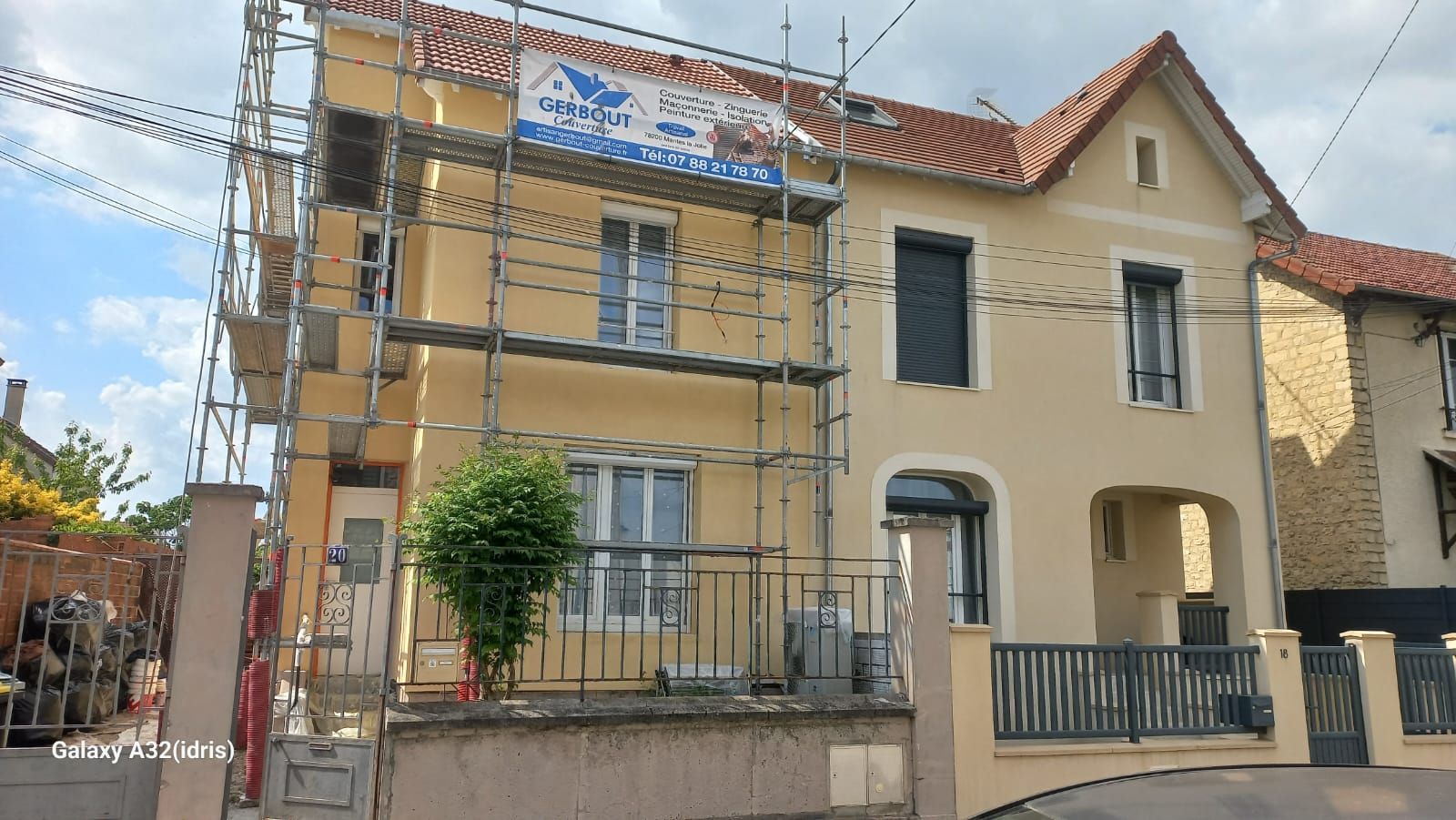 échafaudage sur maisons mitoyennes à la façade jaune