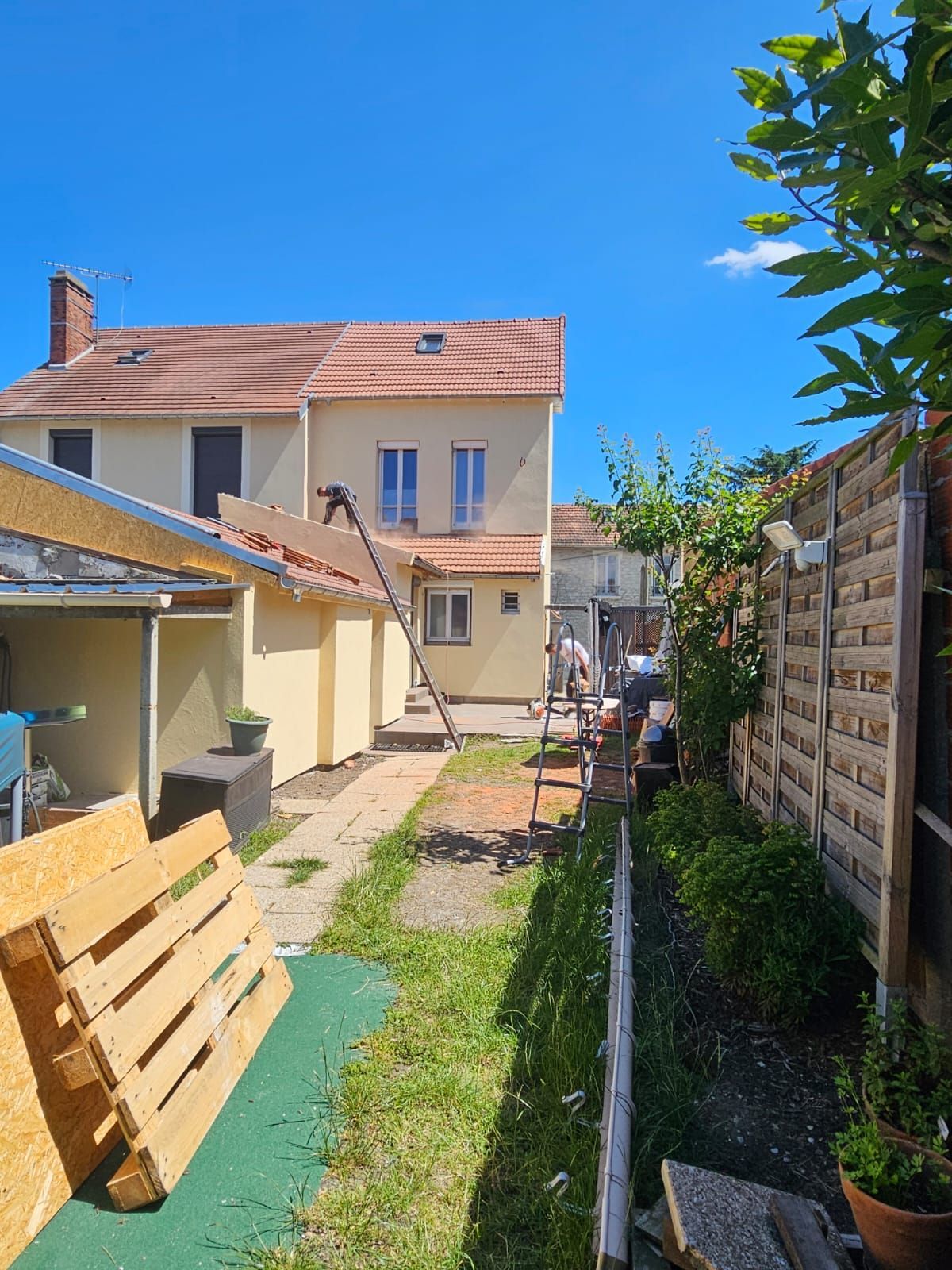 vu d'une maison claire depuis le jardin