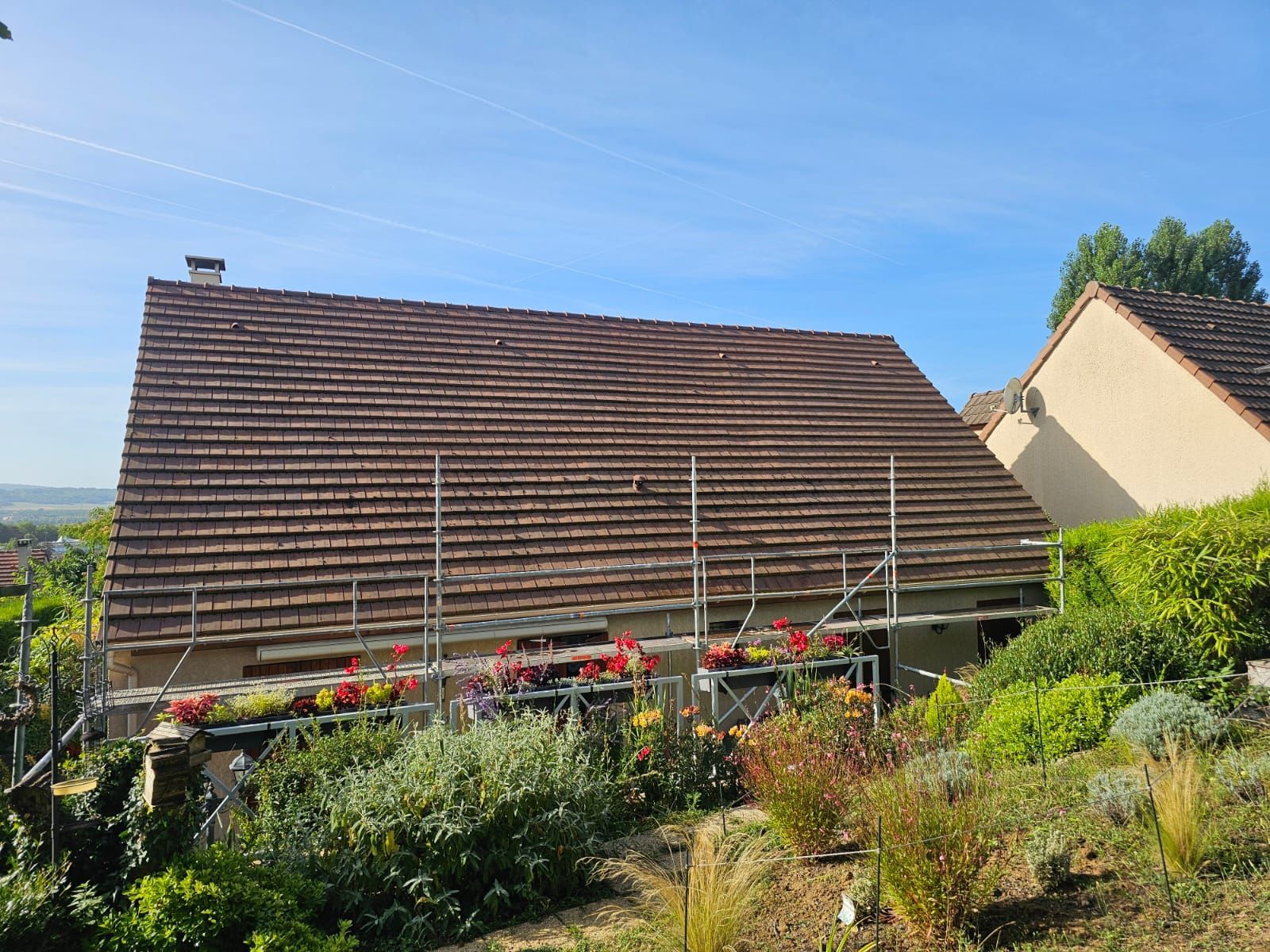 échafaudage au pied d'une couverture marron foncé