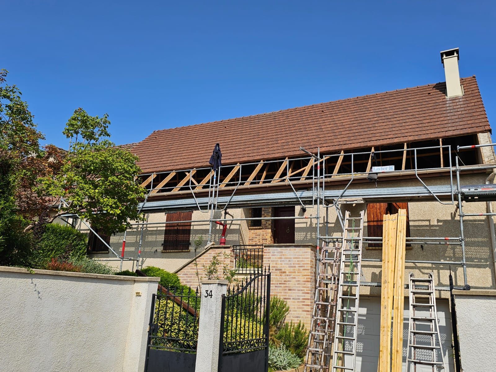 Couverture en cours de réalisation sur grande maison
