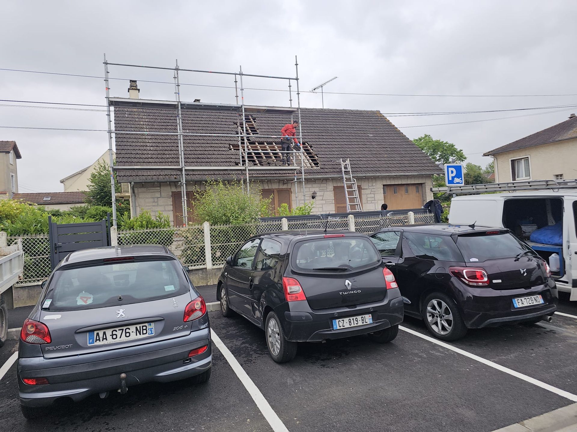 Échafaudages sur maison à toiture sombre